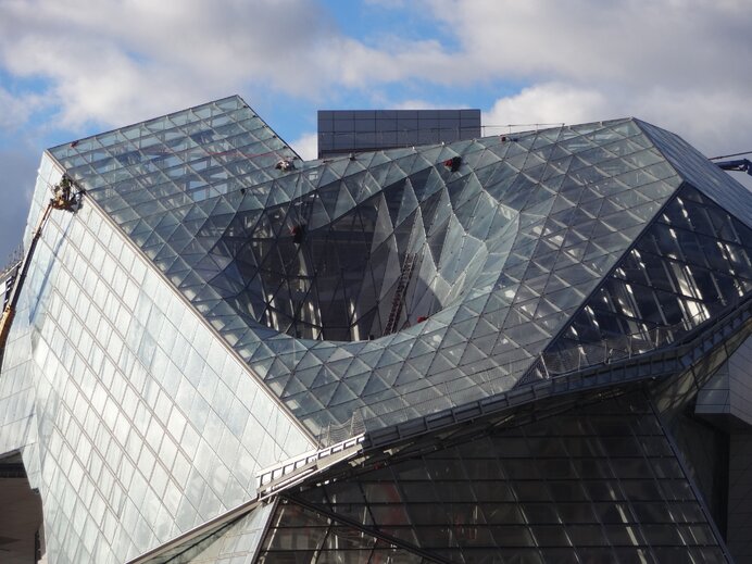 Roof of Musée des Confluences with drives on the windows  | © Duccio Malagamba
